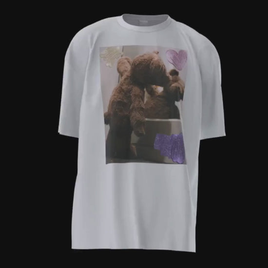 teddy bear 3D walking t-shirt video. The front; a snap of a cute teddy bear looking himself in a mirror, sparkles painting in corners. The back; a purple pink rectangle, with a funny note in light grey letters; fashion police, citation for excessive cuteness! SnapNote streetwear logo